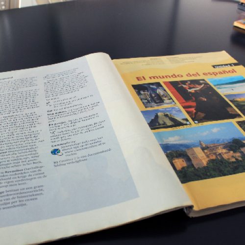Opengeslagen lesboek Spaans voor beginners