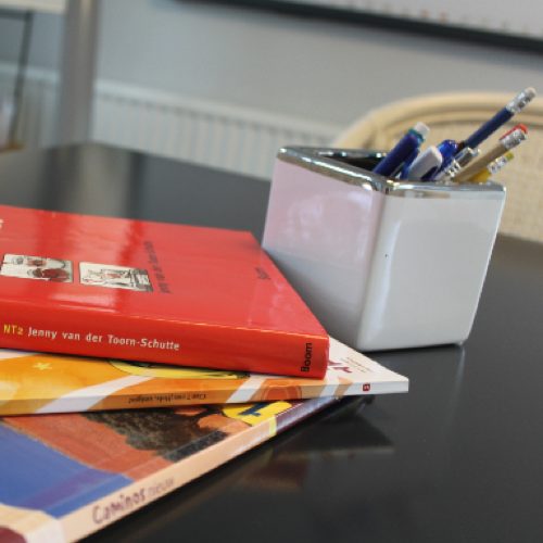 Lesmap en pennenbakje op tafel