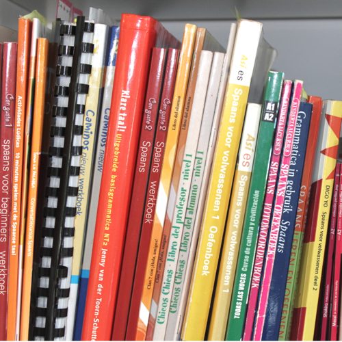Boekenplank met Spaanse studieboeken